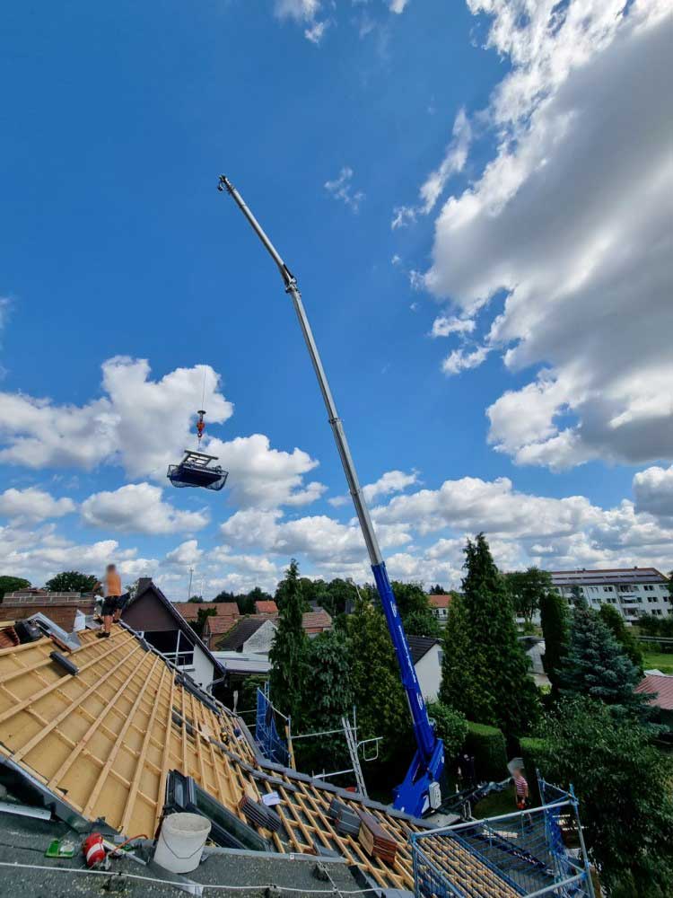 Foto, Kran hilft in Lübben (Spreewald) bei Dachdeckerarbeiten